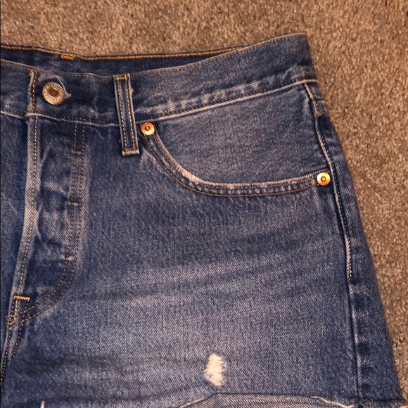 Medium/Dark Wash Levi’s Shorts - Picture 5 of 5